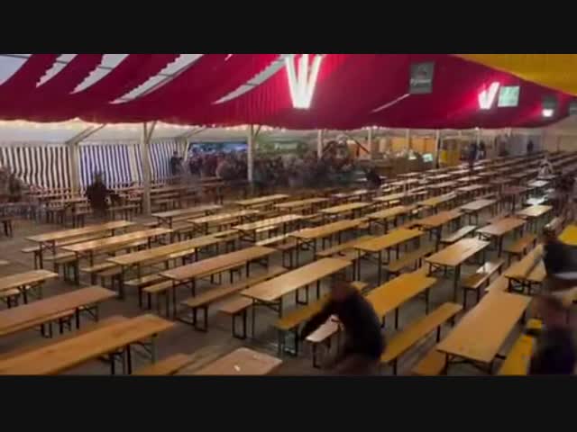 Посетители занимают столы на знаменитом Октоберфесте в Штутгарте