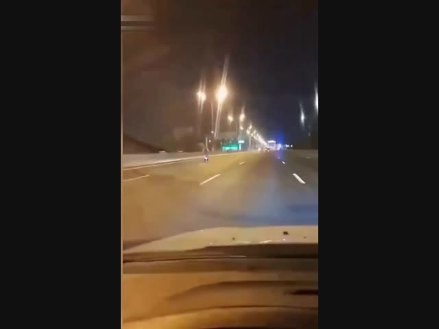 В Москве шокированный водитель заметил самокатчика, несущегося со скоростью почти 120 км/ч