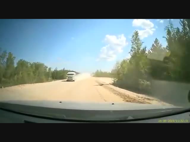 Старинная якутская забава: гонять по встречке в условиях плохой видимости