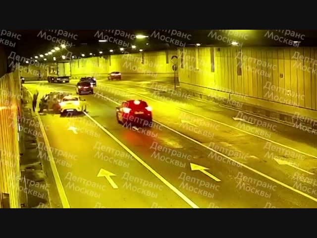 Таксист снес двух людей в тоннеле в Москве
