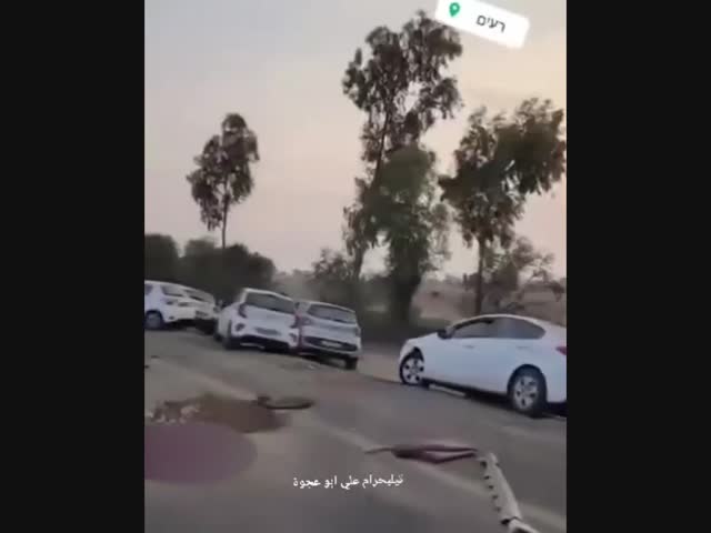 Дорога с расстрелянными автомобилями на севере Израиля