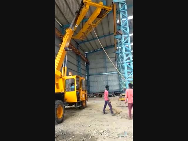 Крановщик недооценил вес груза