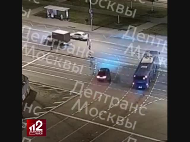 На Алтуфьевском шоссе водитель авто врезался в знак перевернулся на крышу
