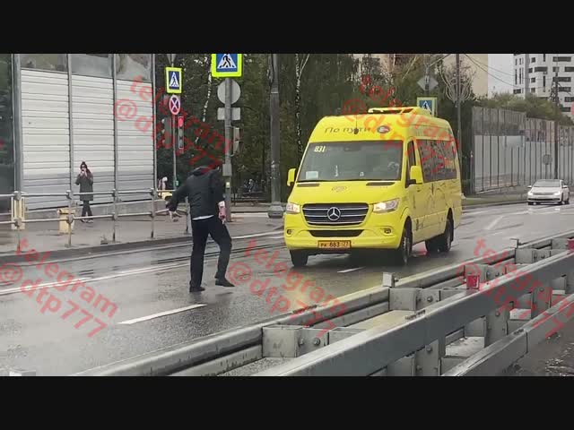 Пьяный дурак решил подраться с минивэном