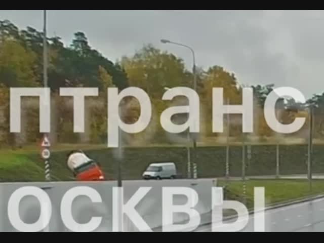 На Рябиновой улице в Москве опрокинулась бетономешалка