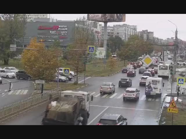 Не одним пешеходам бывает скользко