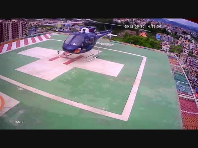 Катастрофа вертолета на крыше больницы в Катманду