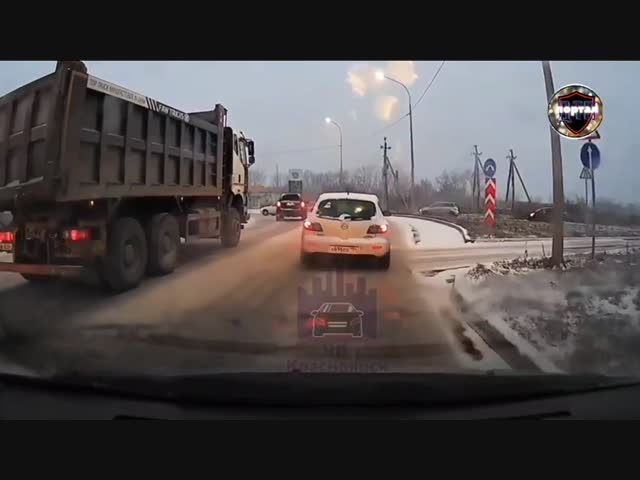 Дорожная интрижка самосвала с легковушкой: инцидент в Красноярске