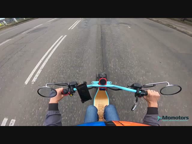 Прокатный скутер загорелся во время движения