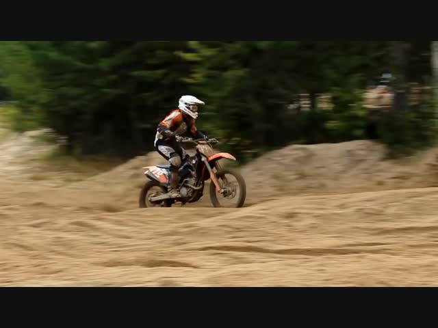 Мотокросс по сложной песчаной трассе