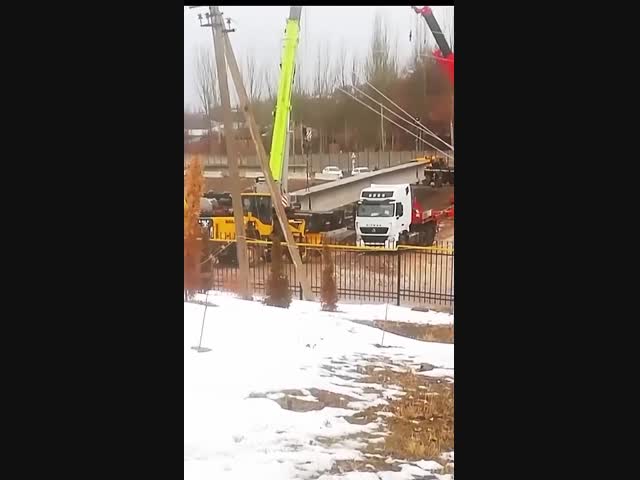 Автокран упал вместе с грузом