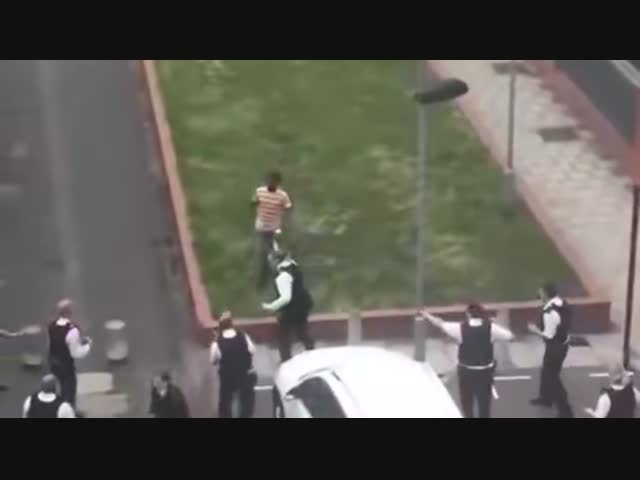 1 неадекват против 11 британских полицейских