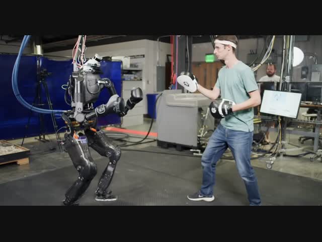 Первый в мире робот-боксер
