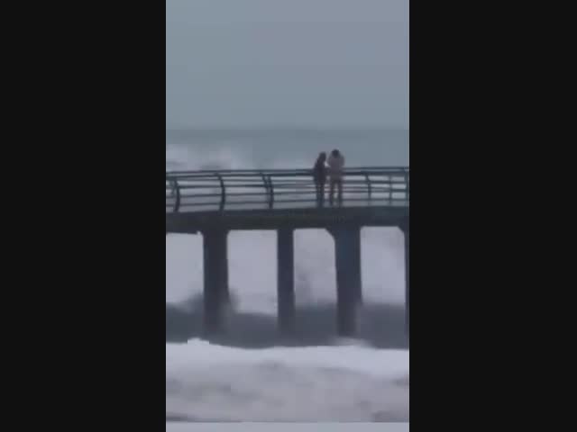 Девушки и море