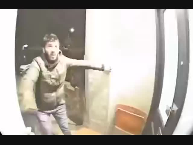 Бывший муж рвётся к бывшей жене