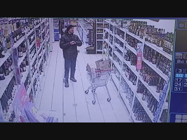 Воришки в Омском супермаркете СОВЕРШЕННО незаметно похитили выпивку