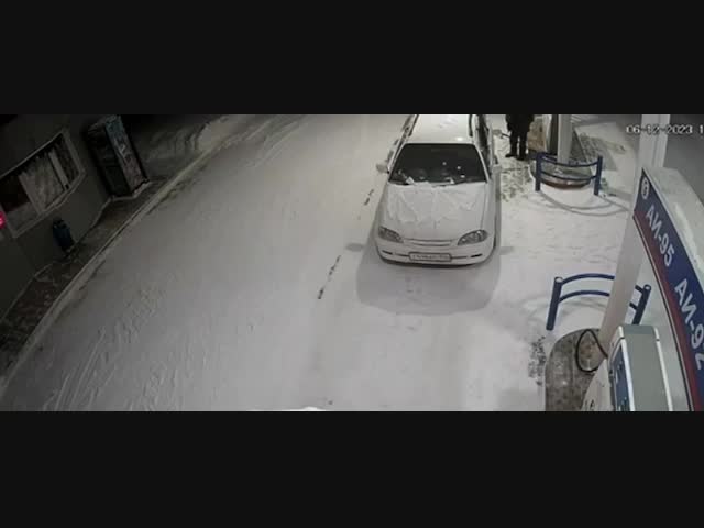 Решил проверить уровень бензина в машине с помощью зажигалки