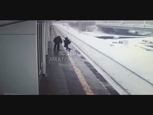 Трое парней из подмосковья дурачились на платформе, в результате один из них попал под поезд