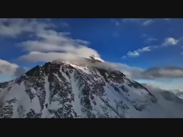 Дрон поднялся на высоту 9232 метра и облетел вершину Эвереста
