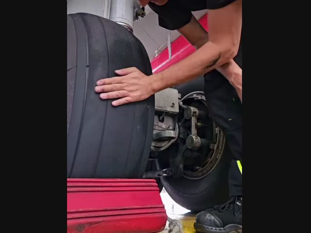 Замена колеса на самолёте⁠⁠