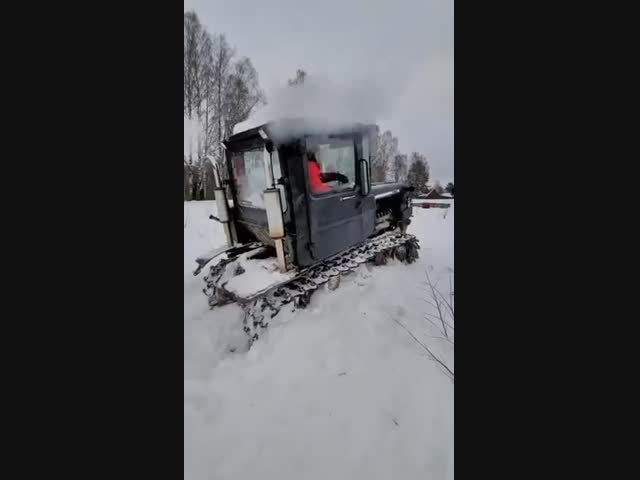 ДТ 75 развивает  бешеный скорость в снегу