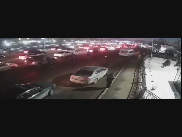 Дикая история в Алматы: автобус сбил людей на остановке   