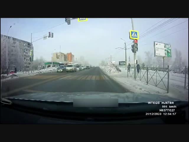 В Хабаровске автоледи, проехав на красный и по встречке, едва не убила школьника, переходившего дорогу по переходу