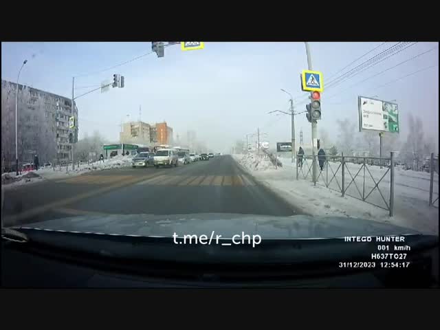 -Вставай! Поедешь со мной! Быстро!