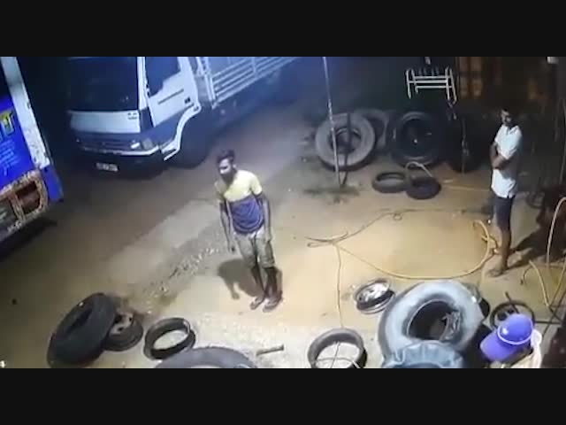 Рядом с автомехаником лопнула шина