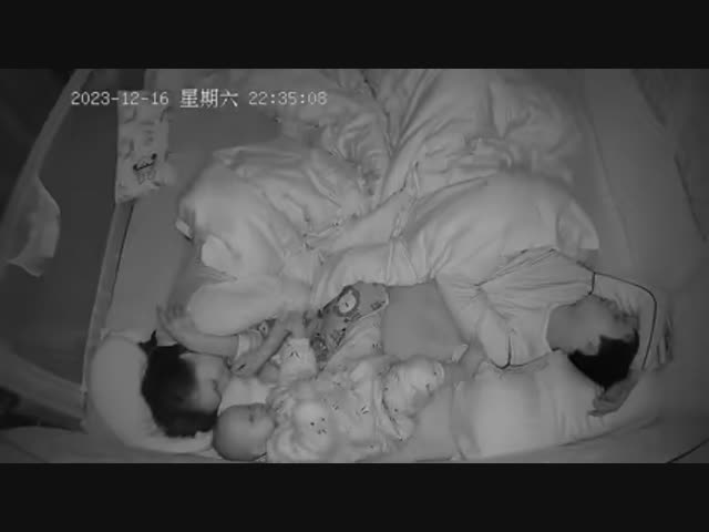 - Спать мешаешь!