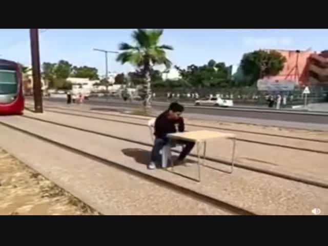 ТикТокера осудили на 3 года тюремного заключения за то, что он заблокировал движение трамвая