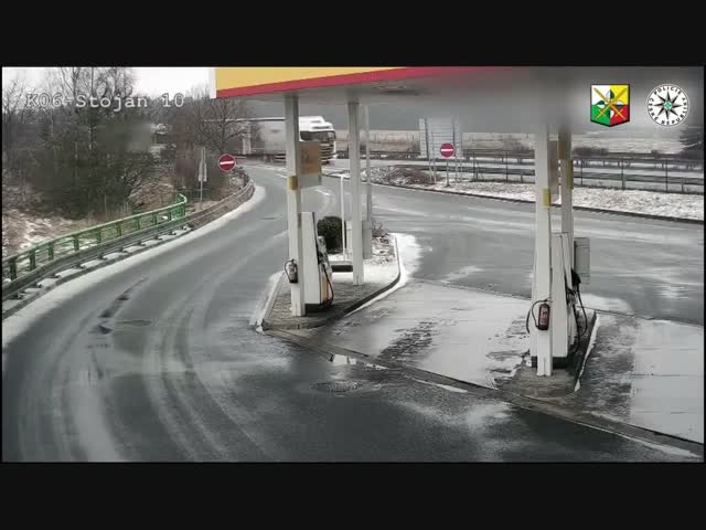 С такой фурой и шлагбаум не нужен