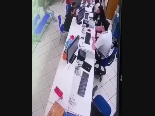 Кресло выстрелило сиденьем