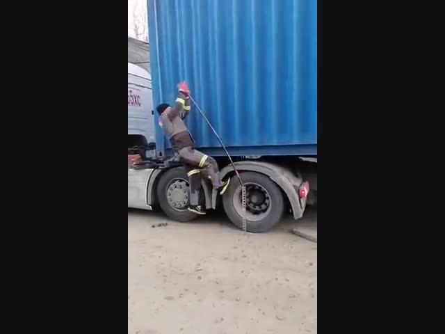 Гаечка немного прикипела