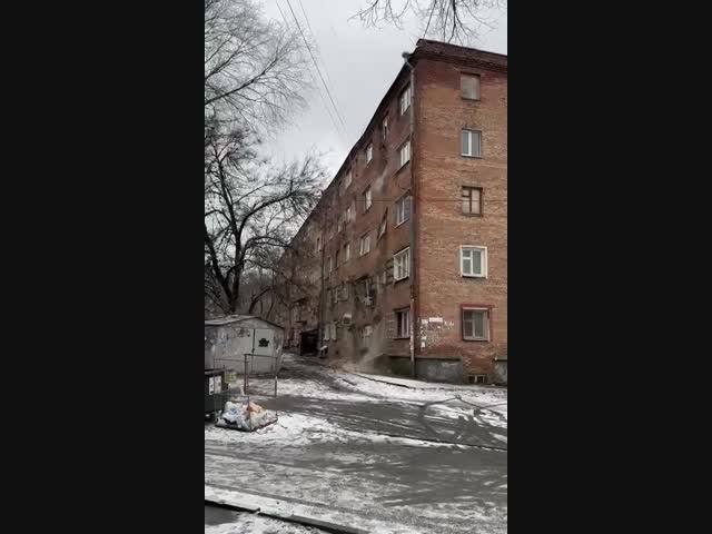 Момент обрушения стены жилого дома в Ростове-на-Дону