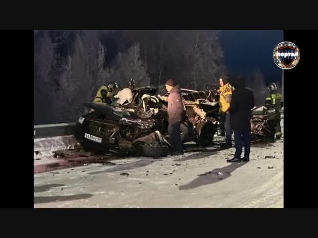 Ни единого шанса выжить: говновоз разорвал вдребезги кроссовер в Салехарде
