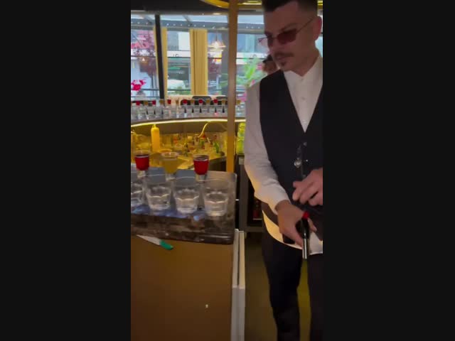 Да он грёбаный волшебник!