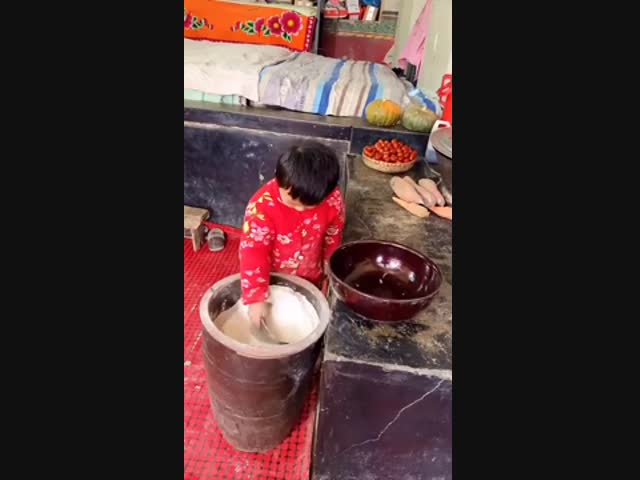 Маленький мальчик и его внушительные кулинарные способности