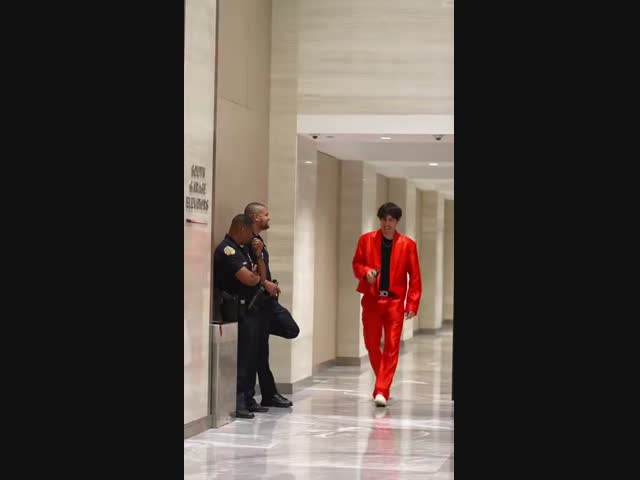 Он из пластилина сделан?