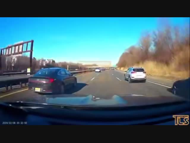 Не обгоняйте по обочине!