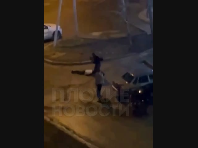 В Ставрополе автомобилист намеренно врезался в участников драки, пытаясь прекратить потасовку