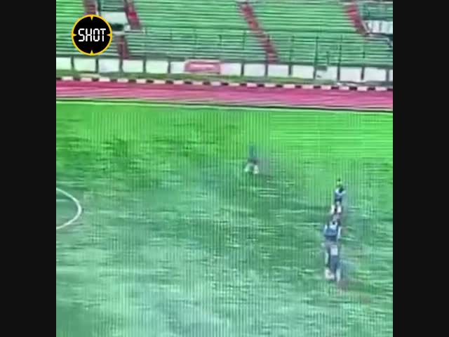 Футболиста убило молнией во время матча в Индонезии