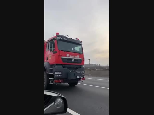 На дорогах Китая заметили «двухголовую» пожарную машину