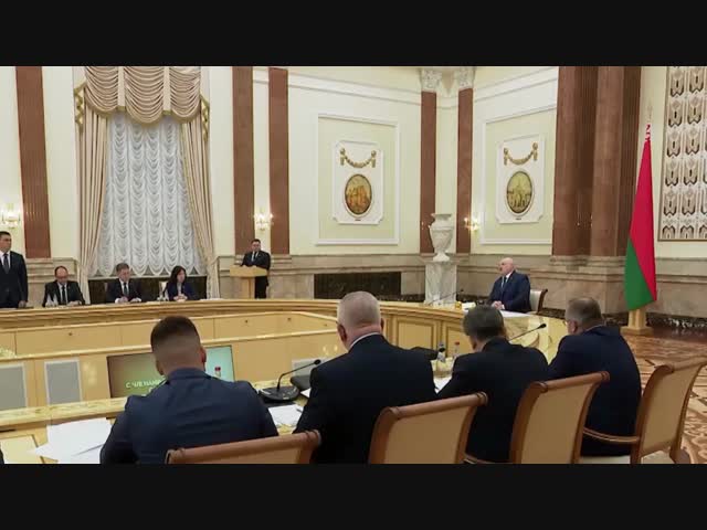 Лукашенко запретил молодежи Беларуси одеваться лучше, чем он сам