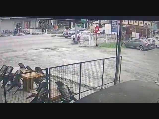 Велосипедист упал под грузовик