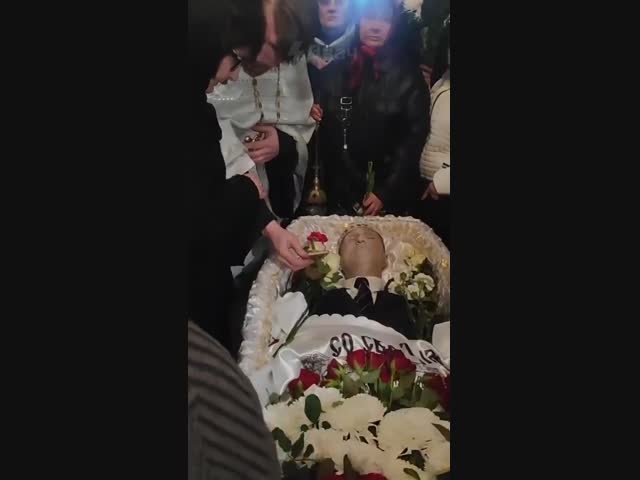 Мать Алексея прощается с сыном