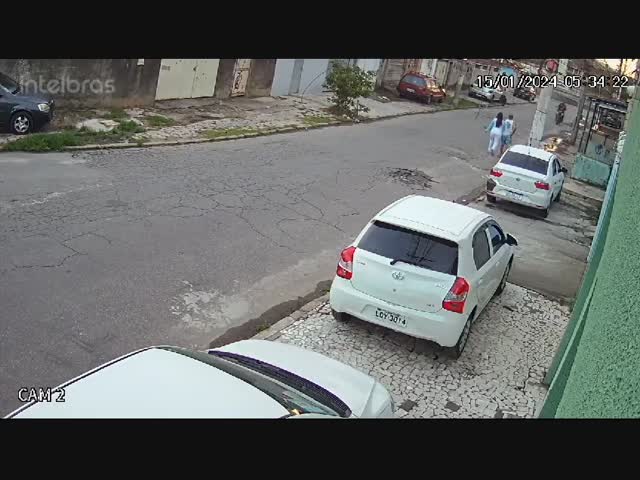 Жертва грабежа сопротивляется грабителям