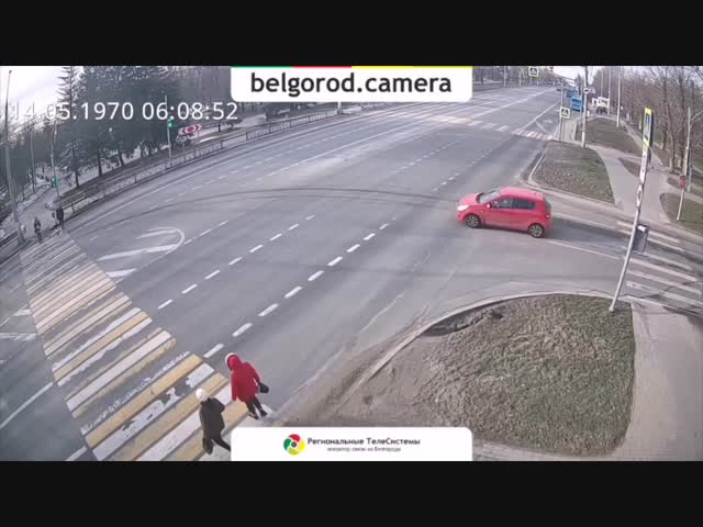 Одна автомобилистка против трех пешеходов