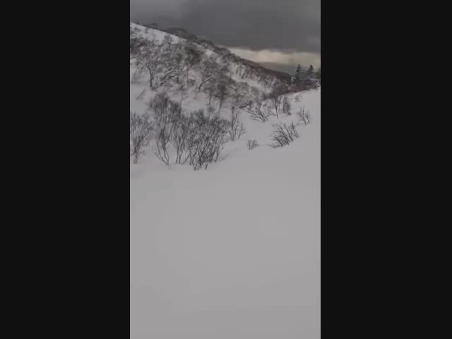 Лыжник провалился в расщелину на склоне горы
