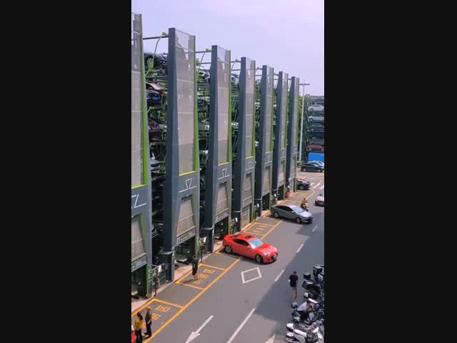 Вертикальная парковка в китайском городе Шэньчжэнь